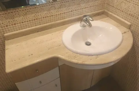 Encimera de baño y lavabo de piedra — trabajo de Marbres Chust, 2026