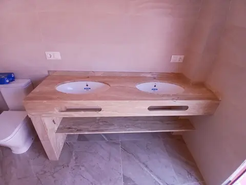 Encimera de baño y lavabo de piedra — trabajo de Marbres Chust, 2026