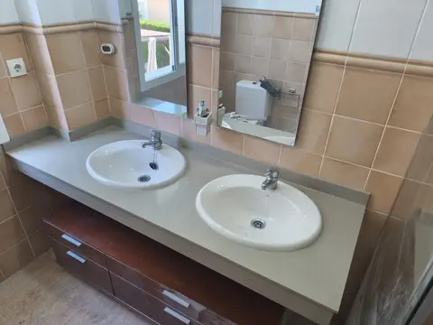Encimera de baño y lavabo de piedra — trabajo de Marbres Chust, 2026