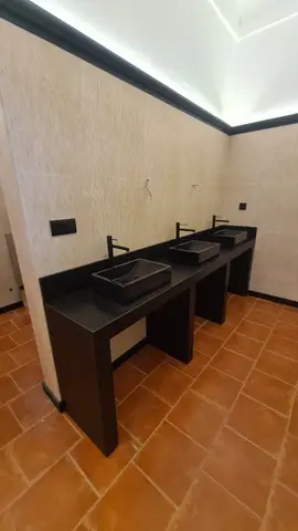 Encimera de baño y lavabo de piedra — trabajo de Marbres Chust, 2026