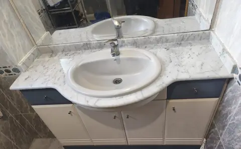 Encimera de baño y lavabo de piedra — trabajo de Marbres Chust, 2026
