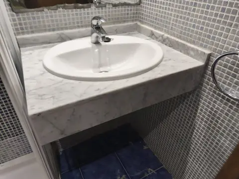 Encimera de baño y lavabo de piedra — trabajo de Marbres Chust, 2025