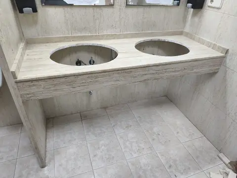 Encimera de baño y lavabo de piedra — trabajo de Marbres Chust, 2025