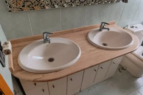 Encimera de baño y lavabo de piedra — trabajo de Marbres Chust, 2025
