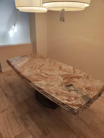 Mesa de mármol y piedra a medida — trabajo de Marbres Chust, 2025