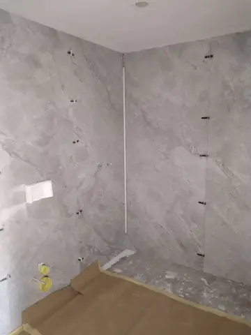 Revestimiento y pieza de piedra a medida — trabajo de Marbres Chust, 2024
