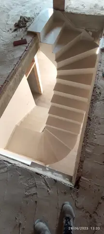 Escalera de mármol y piedra — trabajo de Marbres Chust, 2023