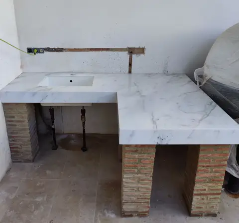 Coronación de piscina y piedra de exterior — trabajo de Marbres Chust, 2023