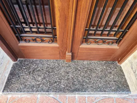 Coronación de piscina y piedra de exterior — trabajo de Marbres Chust, 2023