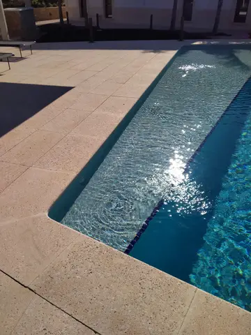 Coronación de piscina y piedra de exterior — trabajo de Marbres Chust, 2022