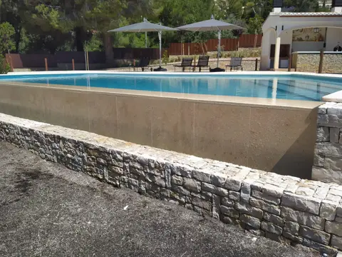 Coronación de piscina y piedra de exterior — trabajo de Marbres Chust, 2022