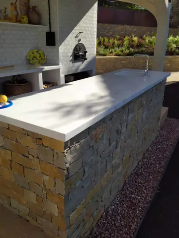 Coronación de piscina y piedra de exterior — trabajo de Marbres Chust, 2022