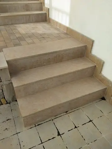 Escalera de mármol y piedra — trabajo de Marbres Chust, 2022