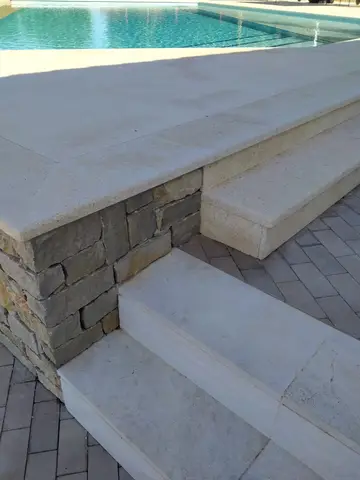 Coronación de piscina y piedra de exterior — trabajo de Marbres Chust, 2022