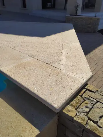 Coronación de piscina y piedra de exterior — trabajo de Marbres Chust, 2022