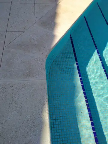 Coronación de piscina y piedra de exterior — trabajo de Marbres Chust, 2022