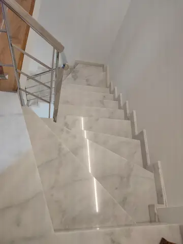Escalera de mármol y piedra — trabajo de Marbres Chust, 2022
