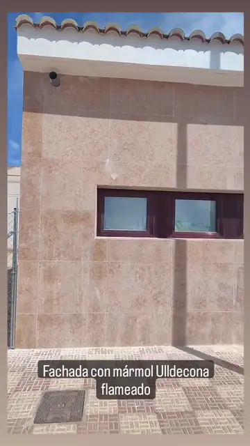 Coronación de piscina y piedra de exterior (vídeo) — trabajo de Marbres Chust, 2023