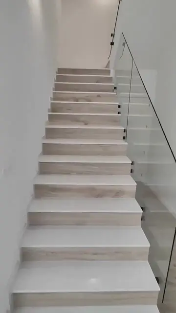Escalera de mármol y piedra (vídeo) — trabajo de Marbres Chust